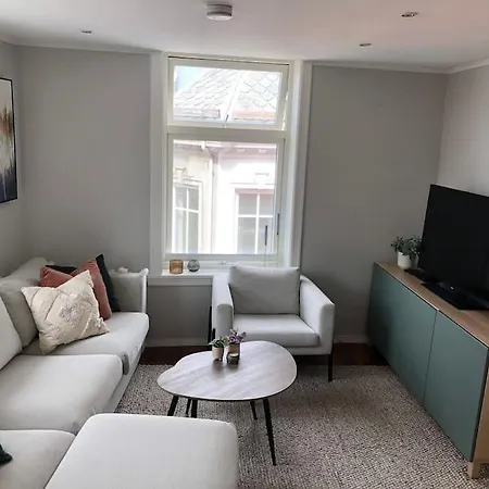 Sentral Leilighet Med Fantastisk Utsikt! 아파트